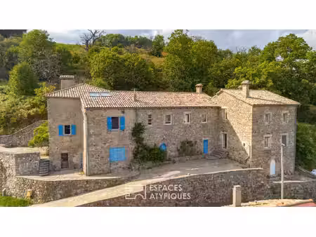 demeure de hameau atypique - vieilles pierres et beaux volumes - belle vue - 1 5 hectares.