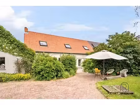 maison discrète avec vue sur le mont de l’enclus