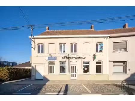 commerce avec habitation et grand parking
