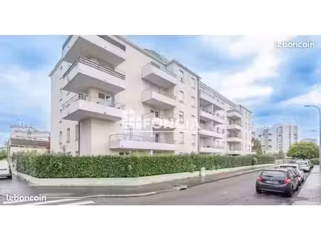 studio meublé avec terrasse et place de parking privative