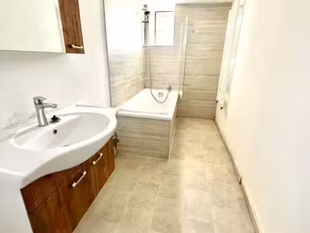 f3 rez de chaussée avec petit jardin