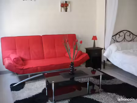 a louer à enseignant  appart. meublé 34m2 à sarlat avec place de parking privé