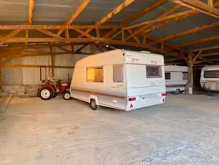place de parking sous abri – remisage caravane – août 2026