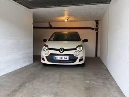 grand garage local dépôt 30 m² électricité lumière