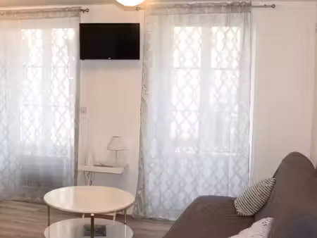 t2 meublé 48 m2 + courette proche uco dispo 31 aout