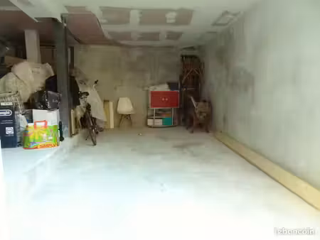 garage parking dans le panier pour moto ou scooter