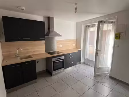 à louer – maison de ville t3 de 67 m² – 2 chambres – balcon et cour – 520 /mois