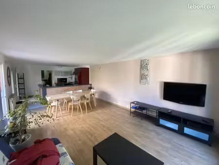 chambre pour étudiante dans belle maison proche metro