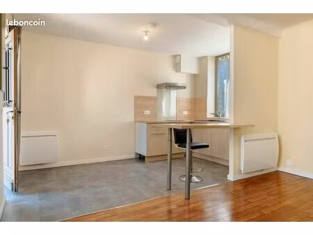 studio rénové 29 m² - cour jardin  proche gare