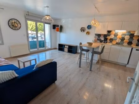 t2 meublé 51m² - grande pièce de vie - balcon + garage fermé - résidence calme