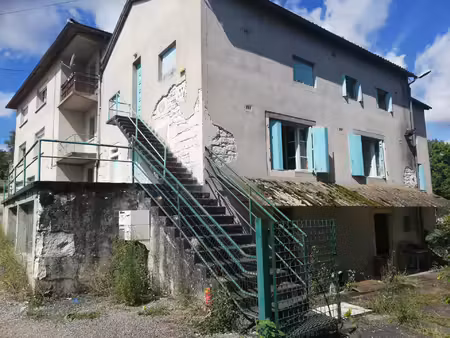 maison de bourg  terrasse  parking  sur 3 niveaux.