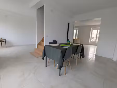 maison de bourg rénovée avec extérieur et parking.