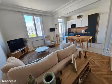 lyon 7 - t2 52 8 m2 avec balcon - traversant - 4ème étage avec ascenseur