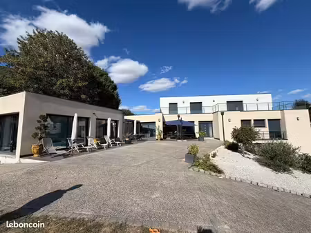 maison 9 pièces 325 m²