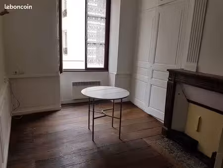 chaumont (52000) un agréable t1 de 22 m² + mezzanine de 6 m²  dans un petit immeuble  proc