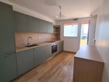 appartement f3 70 m² entièrement rénové reims + garage - rue de la goulette