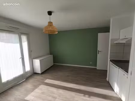 vannes - studio meublé 21 m2 avec terrasse  parking sécurisé et gardien - proche campus