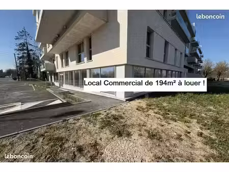 local commercial 194m2 en angle de rue avec grande surface vitrée sur axe principal de rei