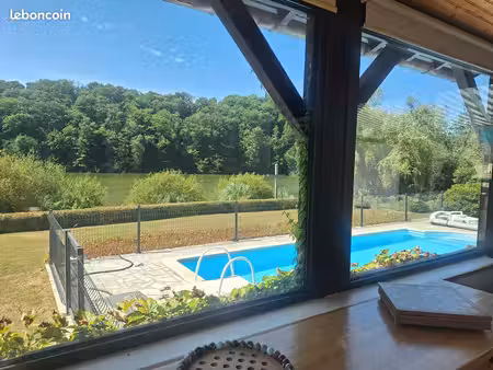 propriété unique avec vue exceptionnelle et piscine  ayant des accès privés à la rivière