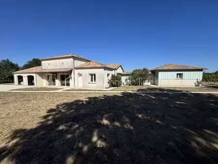 maison contemporaine de 227 m² à bouglon