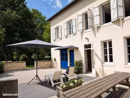 maison de caractère dans un parc arborés