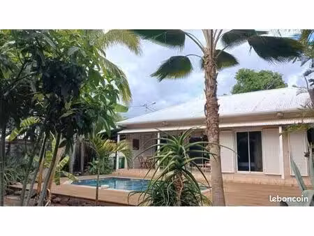 très belle maison/villa avec piscine et jardin clos