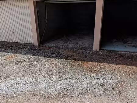 garage box fermé et couvert