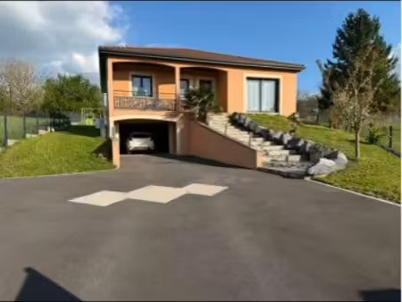 maison moderne sur sous sol avec piscine
