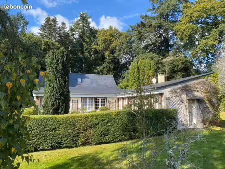 une double propriété baignée dans la verdure – terrain de 3 748 m² – grande piscine