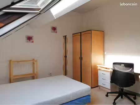 appartement propre et fonctionnel  situé sous les combles  à deux pas de la fac de droit e