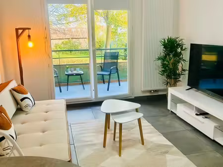 f2 rénové meublé avec terrasse et parking