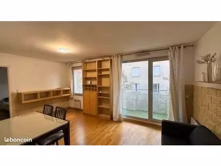 appartement meublé et balcon centre ville proche transport et école
