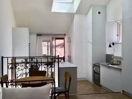 petit loft de charme avec balcon plein centre