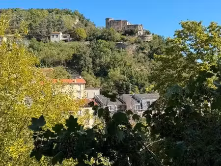 f2 de 40 m2 à royat avec balcon et terrasse