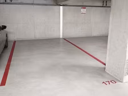 grande place de parking 18m2 proche rond point du cern dans résidence securisée