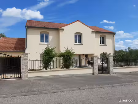 maison 240 m² très bien isolée – 5 chambres – terrasse de 120 m² – terrain 1197 m² sans vi
