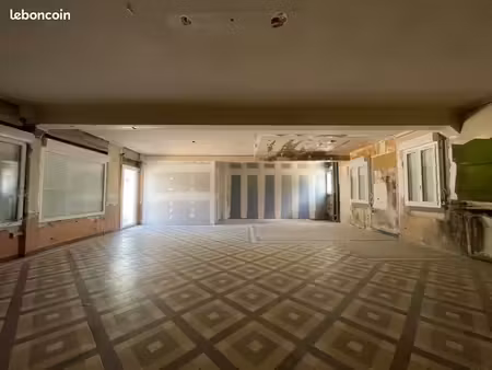 local commercial ou plateau brut de 90 66 m² avec long balcon
