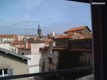 riom-f2 40m²- 483+140euros chauffage compris-parking gratuit à 60 mètres sur boulevard