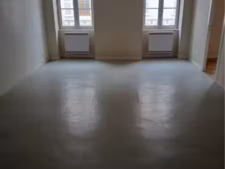 appartement f2 de 72 m2 plein centre ville de la clayette