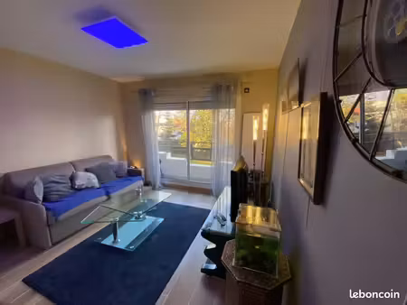 studio entièrement rénové avec balcon au calme et parking ?