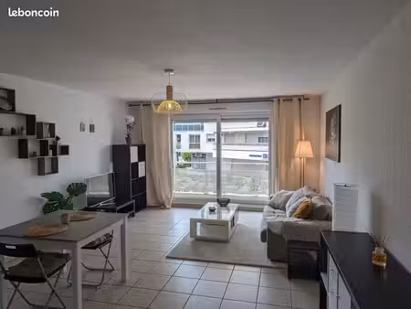 très bel appartement de 47 m²  rénové avec soin  entièrement meublé et doté d’une cuisine 