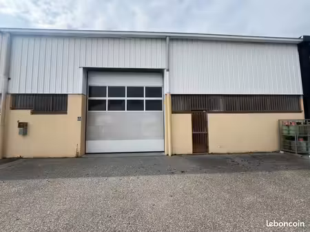 atelier 300 m²