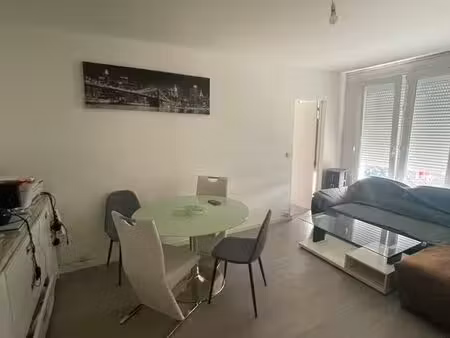 appartement situé résidence lionel menus beaucoup de magasins à disposition
