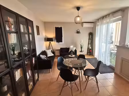 t2 meublé de 48 m² avec terrasse et parking – résidence sécurisée à l'isle-sur-la-sorgue