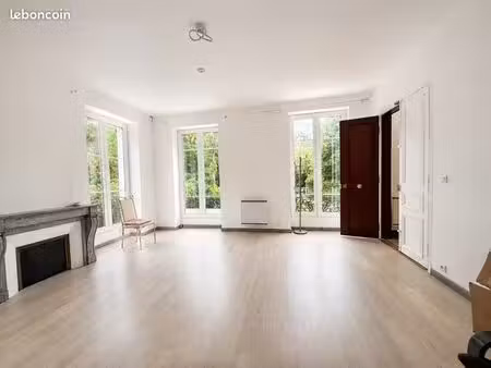 grand studio/loft idéalement situé au cœur d’un château d’époque dans un écrin de verdure