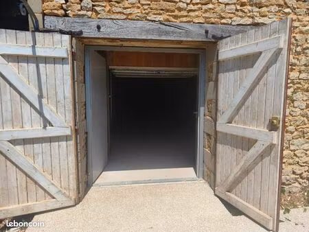box a louer 95 m3 grande hauteur sur chappe isolée
