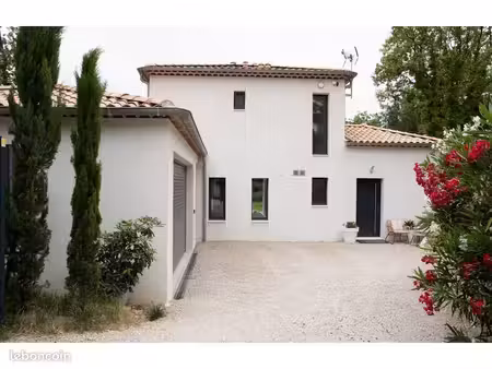 maison d’exception – quartier recherché – dpe a dans un environnement résidentiel calme et