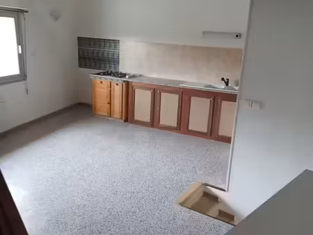 idéal jeune étudiant(e) / jeune débutant(e) dans la vie active. maison avec petit garage +