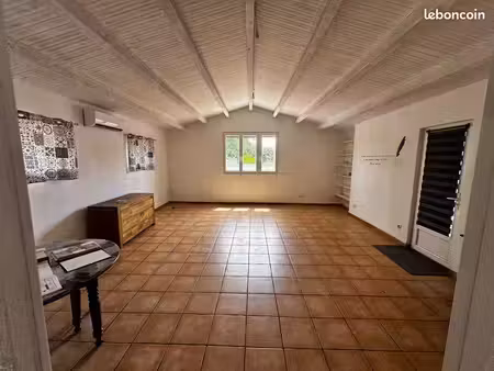 maison 3 chambres - salon climatisé