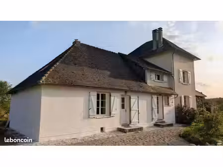 maison 8 pièces / 193 m2  granges 350 m2  10 hectares  panneaux photovoltaïques  source  c